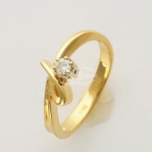 Кольцо из комбинированного золота 750 пробы с бриллиантом